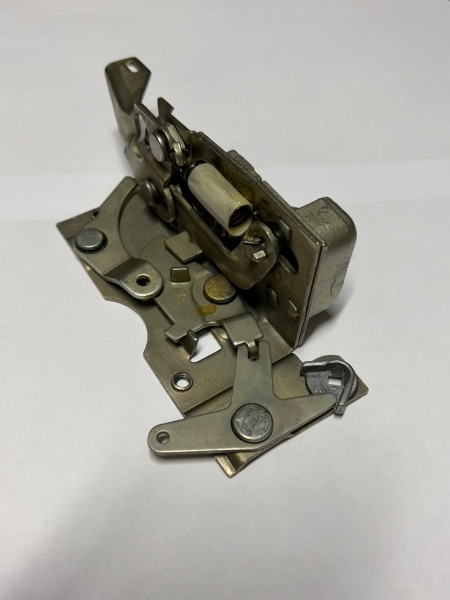 Замок двери левый